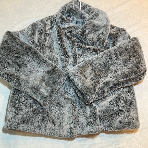 H & M Women's Gray Faux Fur Jacket size medium very soft feel to it - Picture 5 of 10